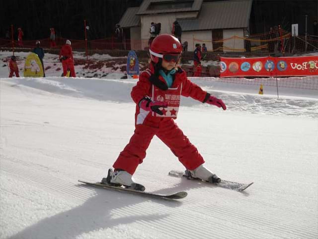 Enfant de 4 ans sur les pistes de ski en colonie de vacances cet hiver