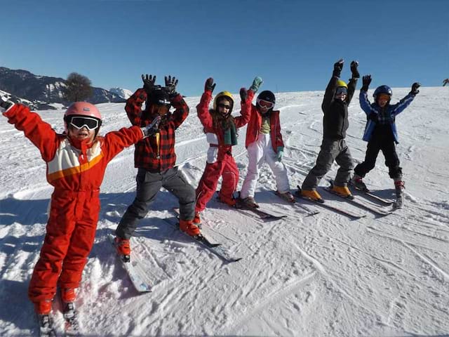 groupe d'enfants sur les pistes cet hiver en colonie de vacances ski