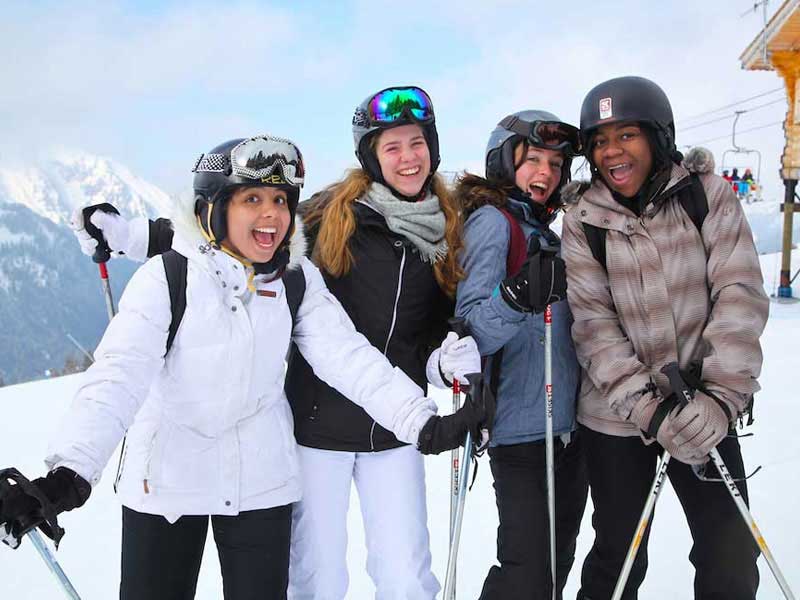 Groupe d'ados en colonie de vacances au ski 