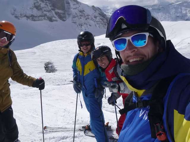 Ados et leur animateur de colonie de vacances au ski 