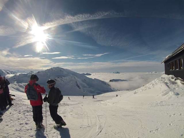 Ados pratiquant le snowboard en colonie de vacance