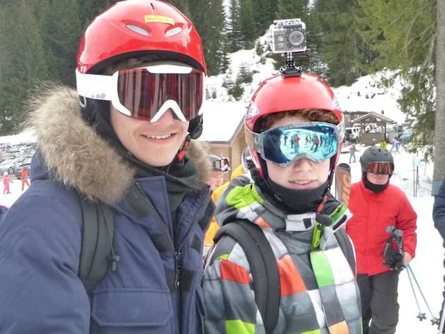 ados en colonie de vacances pour apprendre à faire du snowboard