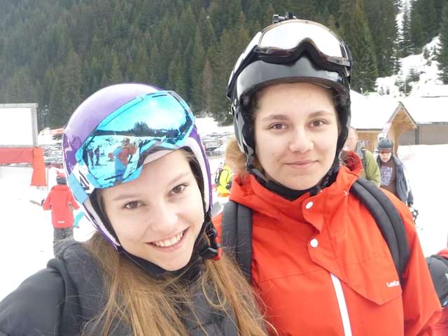 Portrait d'ados sur les pistes de snow en colonie de vacances