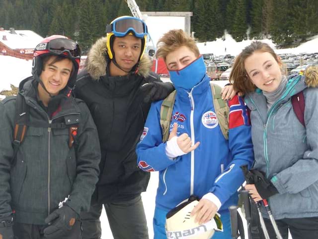 Groupe d'ados en colo à la neige