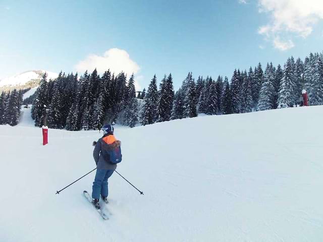 Ado pratiquant le ski en colonie de vacances de février