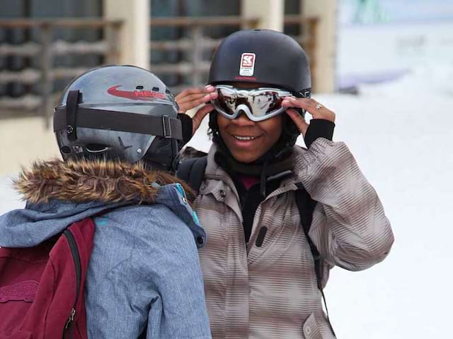 Ados en colo à la montagne pendant les vacances scolaires de février