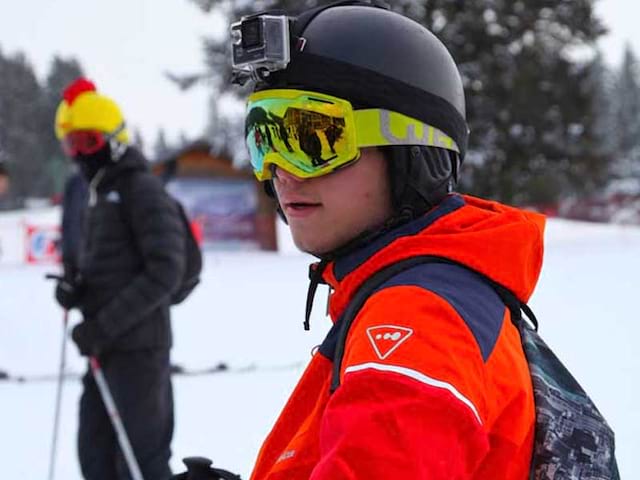 Ados sur les pistes en colonie de vacances à la montagne