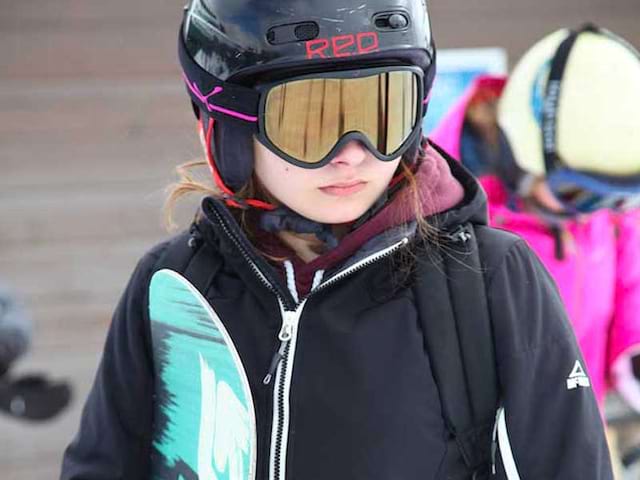 Ados en station de ski en colonie de vacances