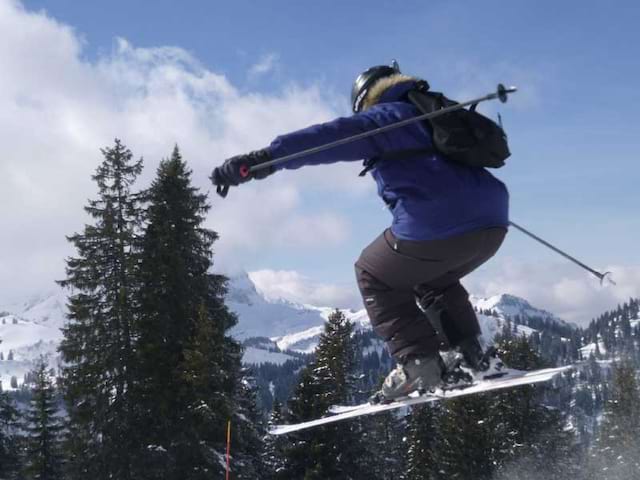 Ado pratiquant le saut de ski en colonie de vacances