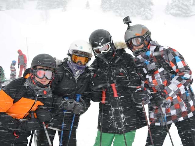 Groupe d'ados en colonie de vacances à la neige