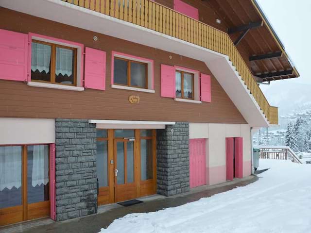 Chalet de colonie de vacances à la neige pour pratiquer le ski et le snowbaord