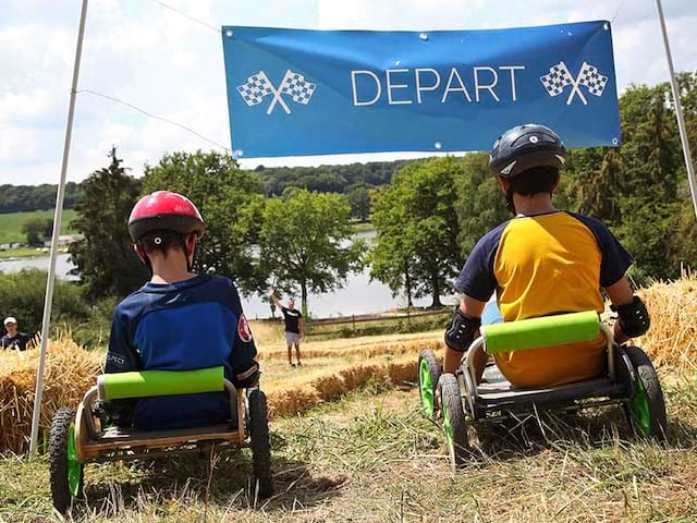 Enfants au départ d'une course de caisses à savon en colonie de vacances cet hiver