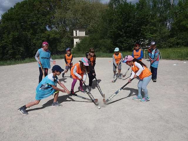 enfants jouant ensemble en extérieur en colonie de vacances d'hiver