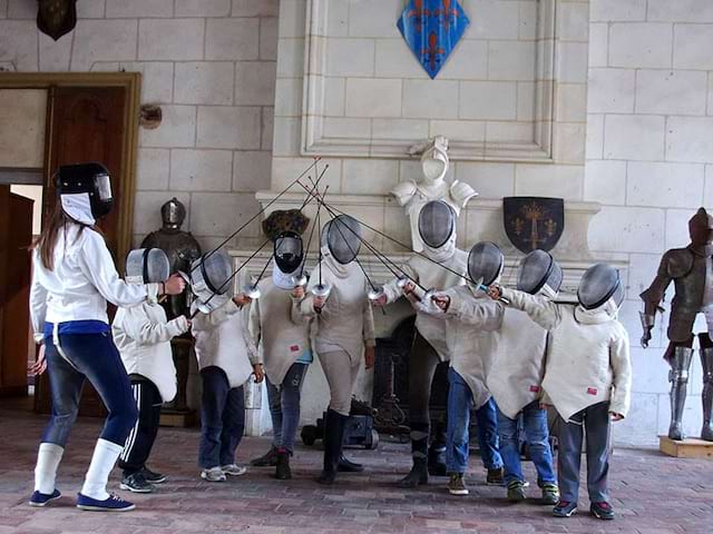 Enfants faisant un combat d'épée en colonie de vacances cet hiver