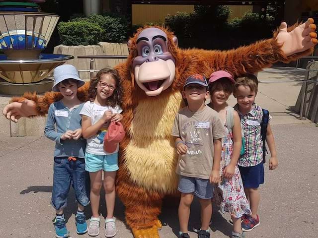 Groupe d'enfants en colonie de vacances originale