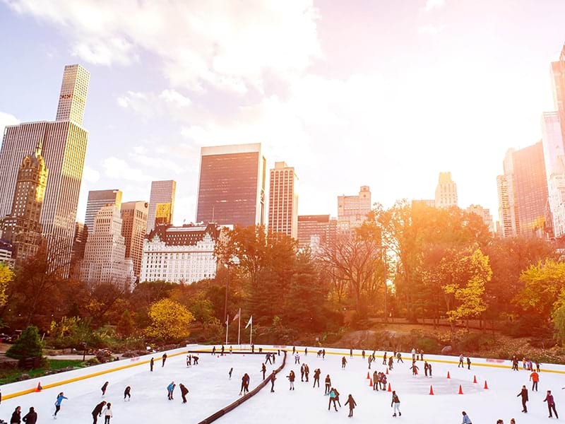 Paysage new-yorkais avec la vue sur central Park et la patinoire lors d'une colonie de vacances à New York 