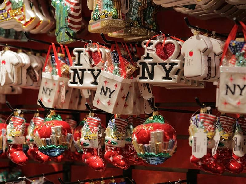 Porte-clés souvenirs de New York dans un magasin de souvenirs lors d'une colonie de vacances