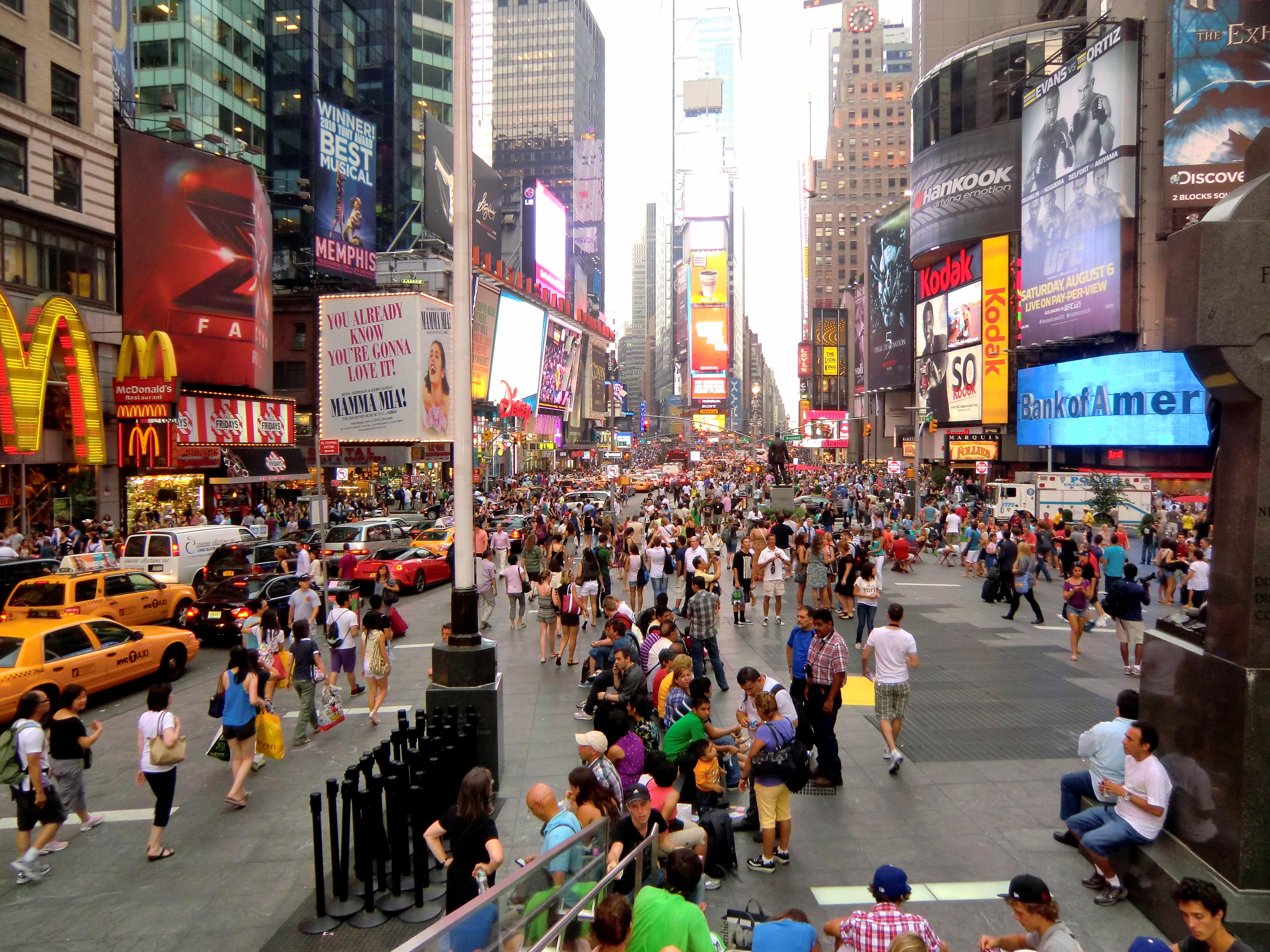 Vue sur les rues de Times Square avec tous les magasins éclairés lors d'une colonie de vacances à New York