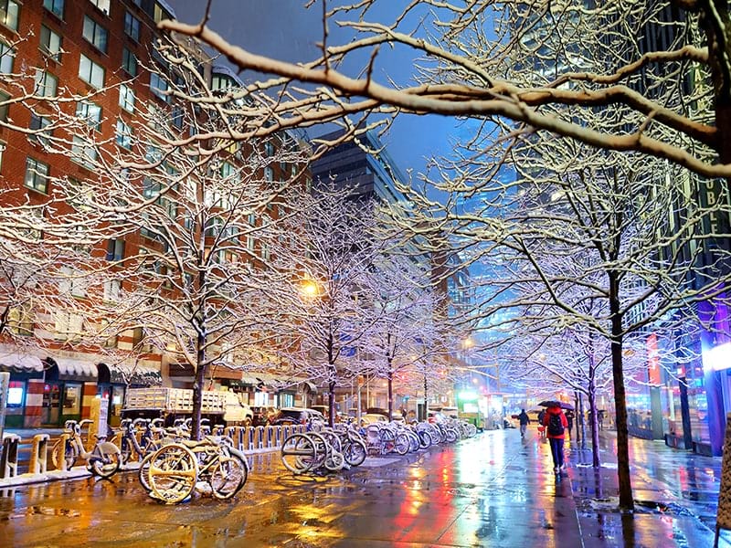 Vue sur les rues d'hiver de New York dans la nuit lors d'une colonie de vacances