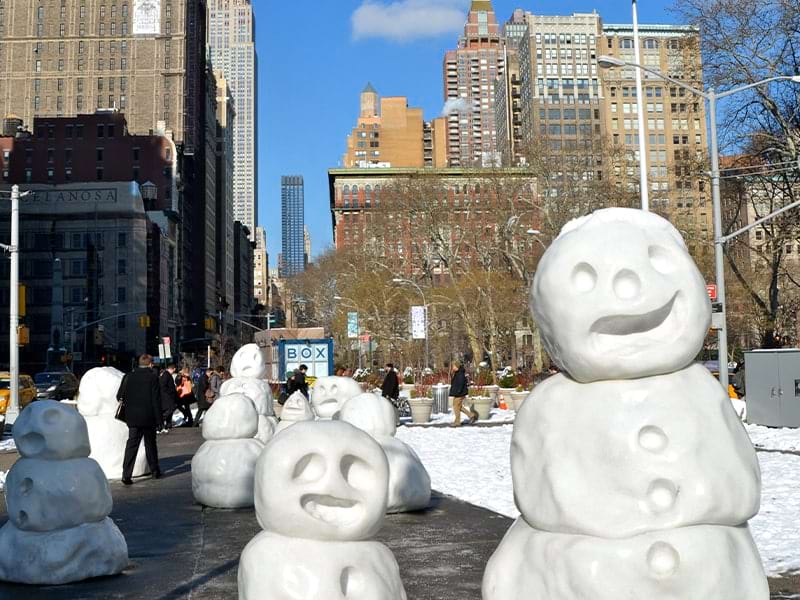 Bonhommes de neige dans les rues new-yorkaises lors d'une colonie de vacances à New York