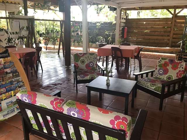 Vue sur une grande piece à l'interieur du centre de colo de vacances en Guadeloupe durant l'hiver