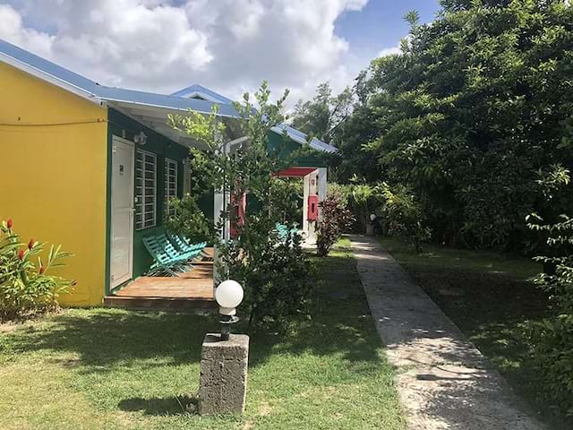 Extérieur du centre en Guadeloupe avec de la verdure 