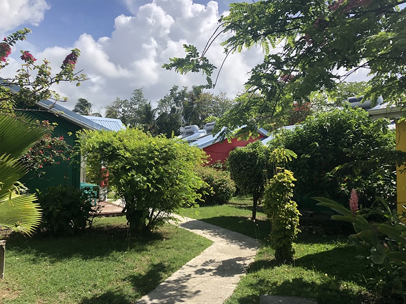 Vue sur les extérieurs du centre de colo de vacances en Guadeloupe