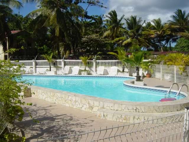 Piscine de l'hôtel Rotabas lors d'une colonie de vacances en Guadeloupe durant l'hiver