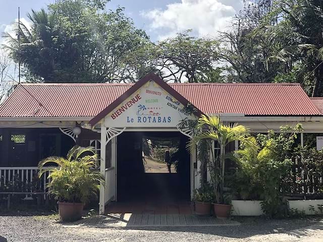 Entrée du centre en Guadeloupe lors d'une colo d'hiver en guadeloupe