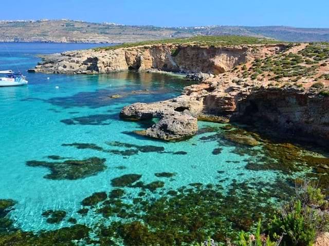 Vue sur un lagon à Malte avec une eau bleu turquoise lors d'une colonie de vacances