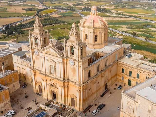 Vue sur la Cathédrale Saint-Pierre-et-Saint-Paul de Mdina lors d'une colo de vacances à Malte