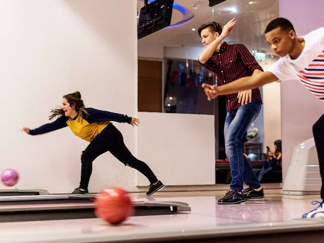 Ados jouant au Bowling à Malte lors d'une colonie de vacances