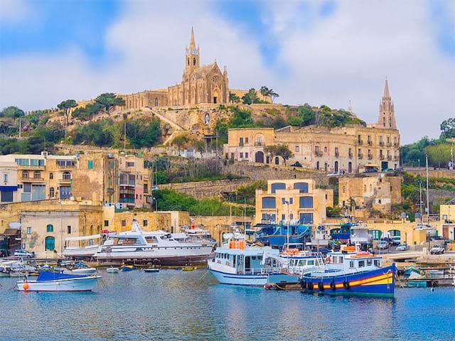 Vue sur les monuments célèbres de Malte et vue sur la méditerranée avec les bateaux maltais