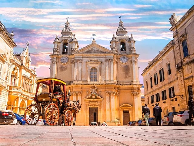 Vue sur la Cathédrale Saint-Pierre-et-Saint-Paul de Mdina à Malte lors d'une colonie de vacances 