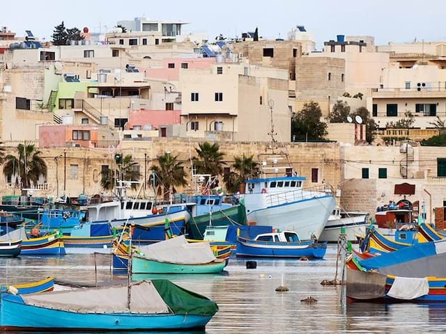 Paysage du port à Malte avec la vue sur les bateaux et les habitations lors d'une colonie de vacances