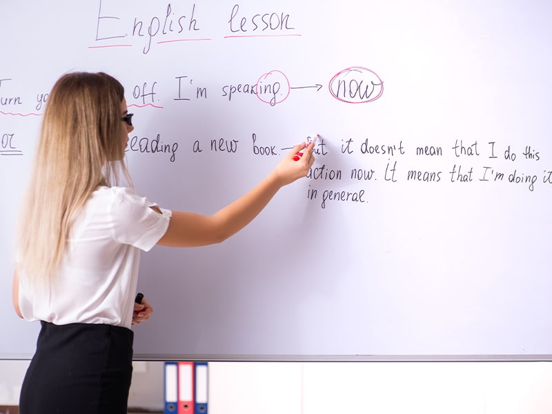 Cours d'anglais par une professeure lors d'une colonie de vacances à Maltes