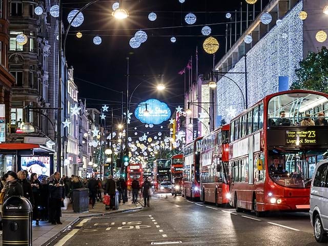 Vue sur une rue de Londres de nuit pendant l'hiver en colonie de vacances