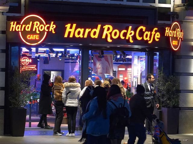 Vue sur un célèbre café anglais lors d'une colonie de vacances à Londres