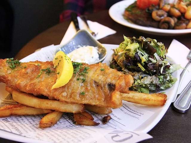 Menu fish and chips dans un restaurant anglais lors d'une colonie de vacances à Londres