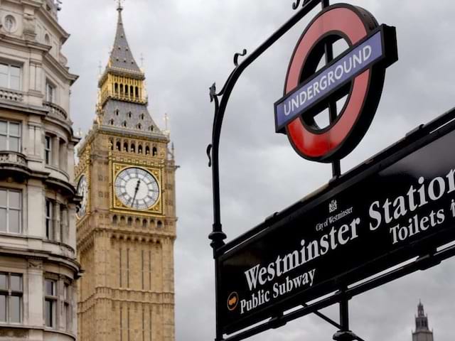 Vue sur la sortie de métro Westminster à Londres lors d'une colonie de vacances