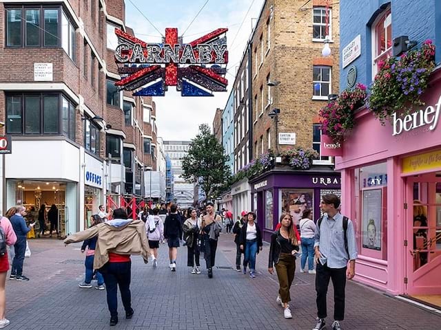 Shopping dans une rue de Londres lors d'une colonie de vacances