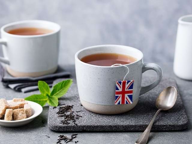 Thé anglais à la menthe lors d'une colonie de vacances à Londres