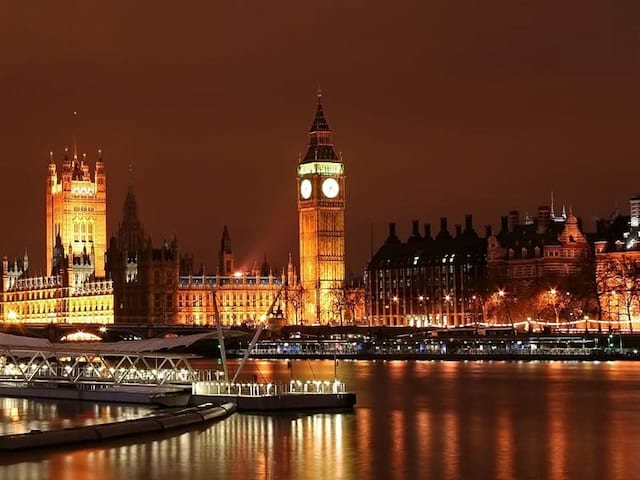 Vue de nuit sur les célèbres monuments de Londres lors d'une colonie de vacances