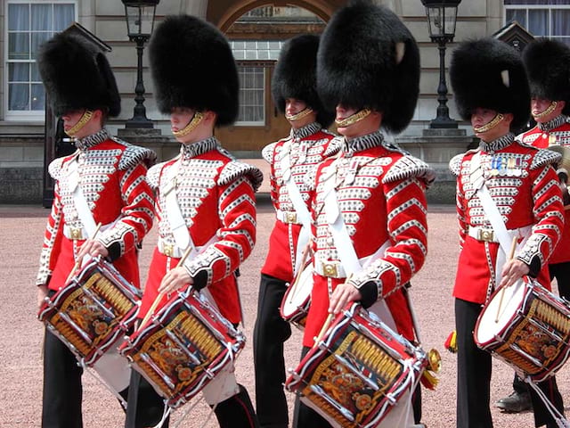 Garde royale avec le costume traditionnel lors d'une colonie de vacances à Londres