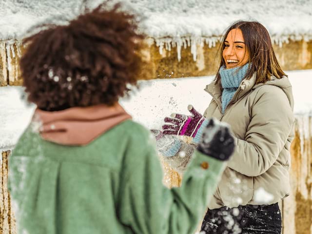 Deux jeunes filles s'amusent en colo de vacances Ski sensations