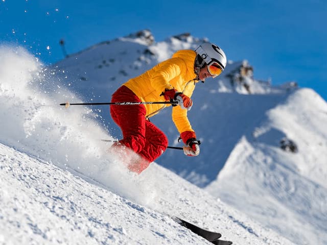 Jeune ado qui descend une piste de ski en colonie de vacances ski durant l'hiver
