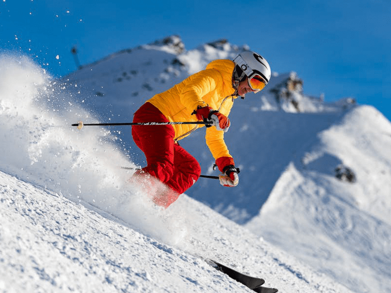 Jeune ado qui descend une piste de ski en colonie de vacances ski durant l'hiver
