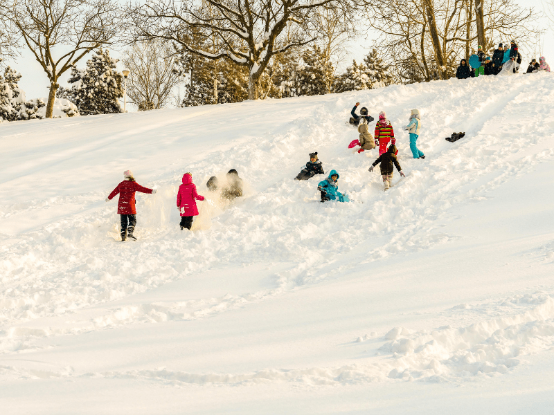 Jeunes ados qui s'amusent dans la neige en colo