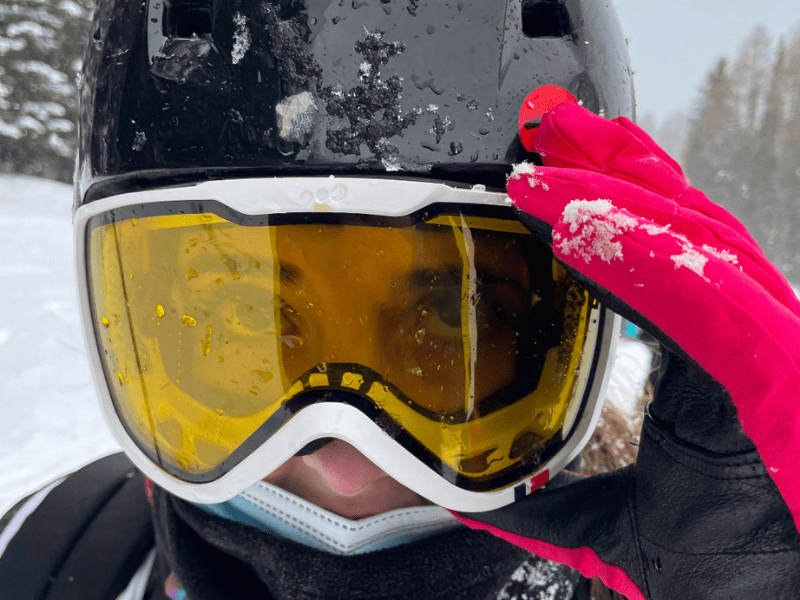 Jeune fille qui pratique le ski en colonie de vacances Ski sensations