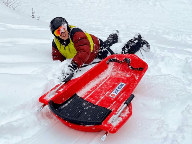 Ado qui est tombé de sa luge lors d'une course de luge en colonie de vacances